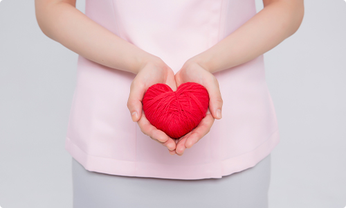 간호사 (손에 하트모양 인형을 들고있음) 이미지